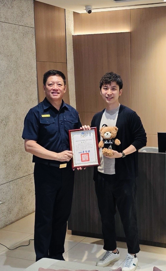 林口警分局長致贈感謝狀予邱上展醫師 林口警分局長李智源率隊前往林口勤美牙醫診所頒發感謝狀予副院長邱上展醫師