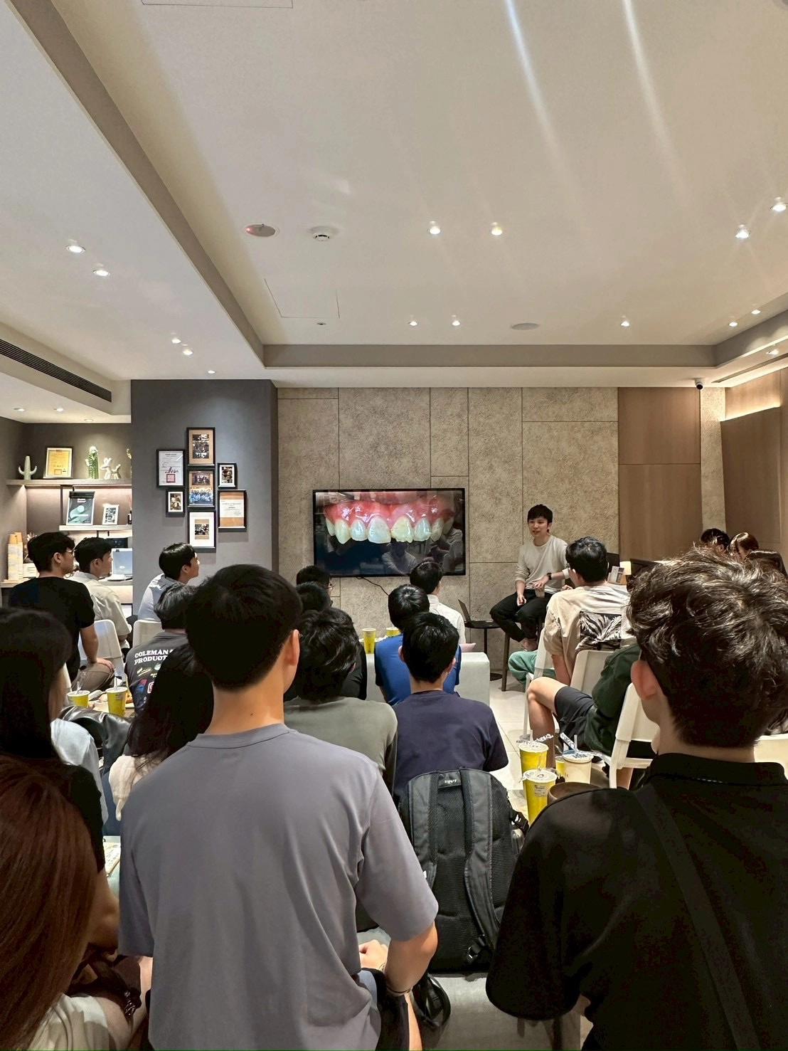 台大牙醫準畢業生於勤美牙醫座談會現場專注聆聽與熱烈交流