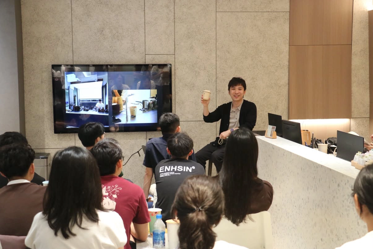 邱上展醫師現場授課 邱上展醫師於林口勤美牙醫診所為北醫牙學術社團學弟妹授課現場